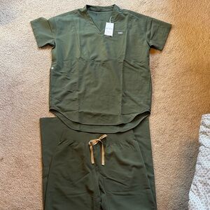 Figs Hunter Green Scrub Set